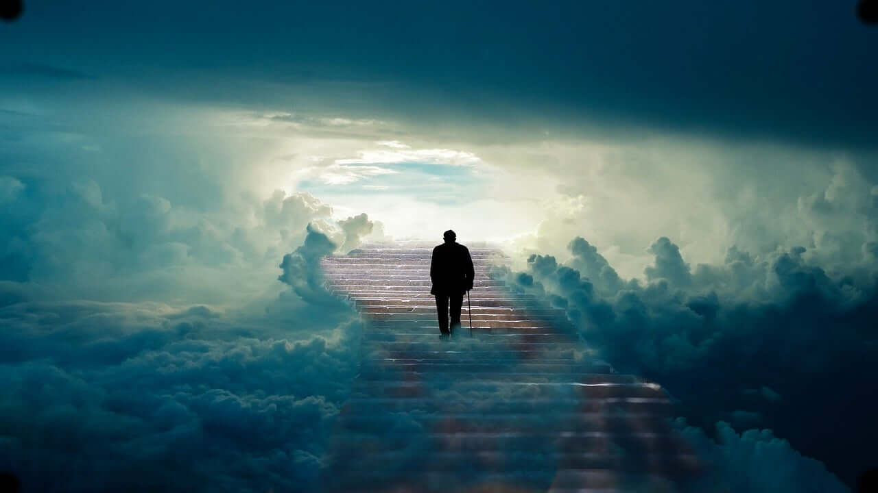 eine Wolkenlandschaft durch die eine Treppe ins Jenseits führt auf der ein alter Mann mit stock hoch steigt